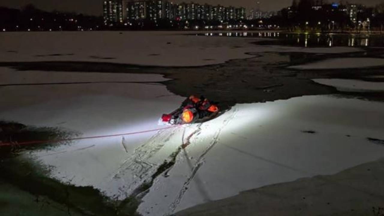 "빨리 가려고"...얼어붙은 저수지 건너다 물에 빠진 50대 극적 구조