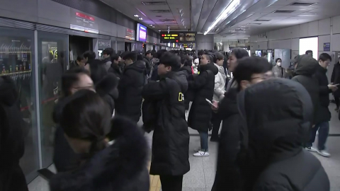 파업 이틀째 지하철로 출근길 시민 몰려…이 시각 여의도역