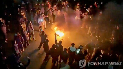 "이란 시위대 눈·머리에 총상 집중...자동소총 무차별 난사"