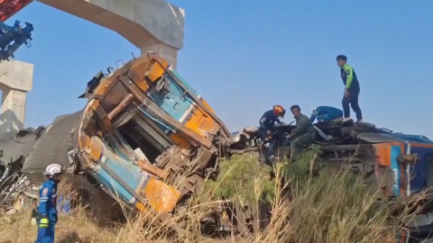 크레인 덮쳐 열차 ’두 동강’…’일대일로’ 태국 고속철도 공사 참사