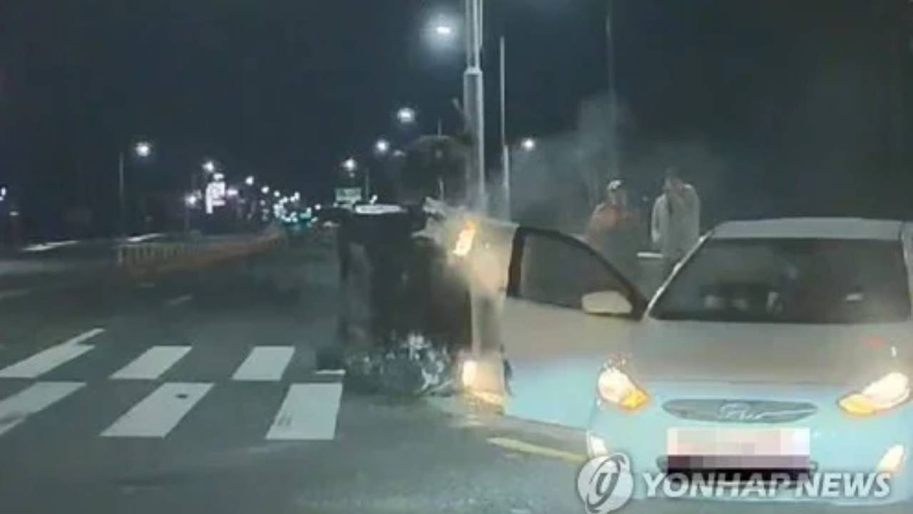 출근길 군인, 연기나는 전복 차량서 운전자 2명 구조