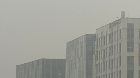 서울 스모그에 산불 연기 가세…숨 막히는 잿빛 하늘