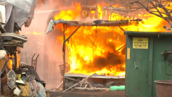 마을 삼킨 새벽 불길에 ’망연자실’..."집이 다 타고 없어져"