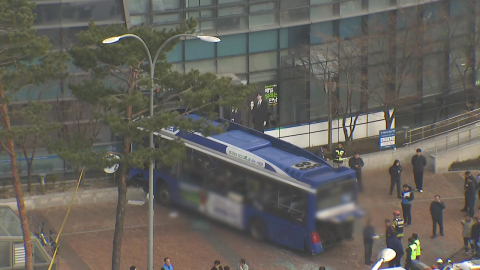 빌딩으로 버스 돌진해 13명 부상…"브레이크 결함"