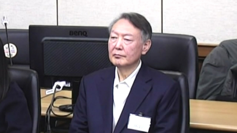 붉어진 얼굴로 선고 들은 윤…전직 대통령 세 번째 생중계