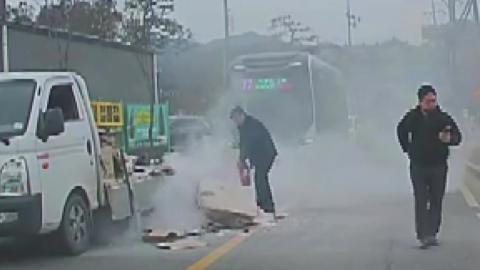 ’소화기 들고 연기 속으로’…큰불 막은 시민 영웅