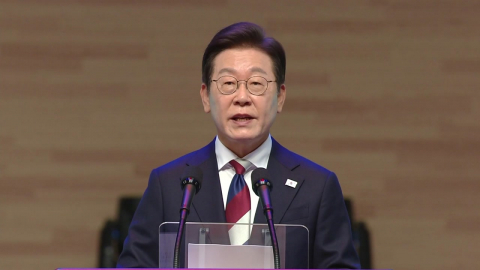 이 대통령 "저도 가끔 댓글 읽어…여론 조작은 중대 범죄"