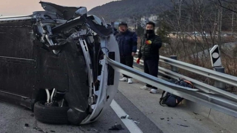 강릉서 승용차 가드레일 충돌 후 전도...2명 사상