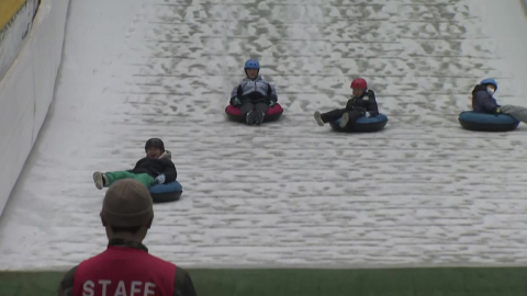 ’씽씽’ 썰매 타며 겨울 낭만 만끽…눈썰매장 ’북적’