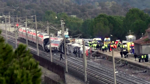 스페인 고속열차 두 대 정면충돌…최소 39명 사망