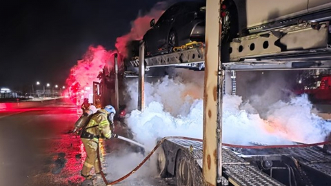 경부고속도로서 자동차 탁송차에 불...1,000만 원 피해