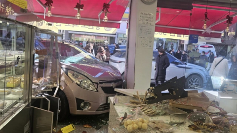강릉 제과점으로 승용차 돌진..."가속페달을 브레이크로 착각"