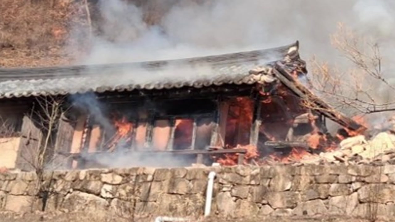 경북 영주 유형문화재 '금양정사' 화재...건물 1채 전소