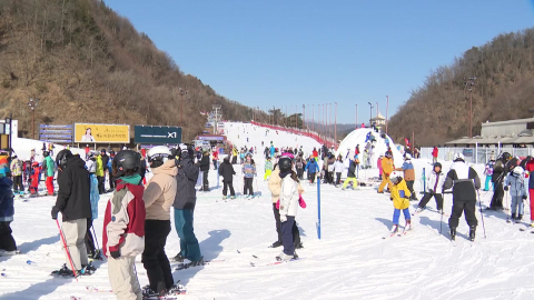 새하얀 눈꽃 내려앉은 덕유산…스키장도 ’북적’