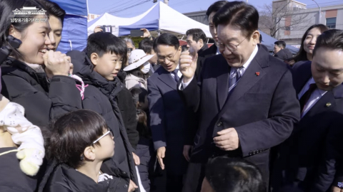 李 대통령, 아이한테 \'두쫀쿠\' 선물 받고 미소…"두바이에서 왔나?"