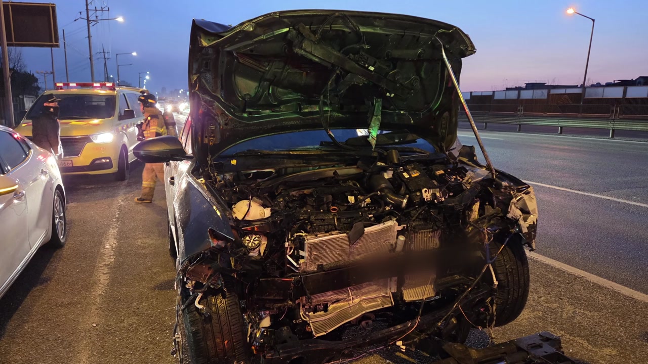 충남 아산에서 SUV·굴착기 등 5대 추돌...1명 중상