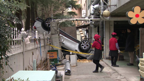 주차장 벽 뚫고 3층서 추락한 SUV…’만취 운전’