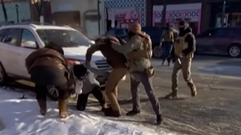 "총 빼앗은 뒤 총격"…지지층까지 반발에 한발 물러선 트럼프