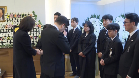 이 대통령 조문하다 끝내 \'울음\'…훈장도 추서