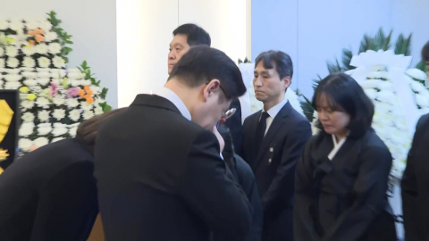 이 대통령 조문하다 끝내 \'울음\'…훈장도 추서