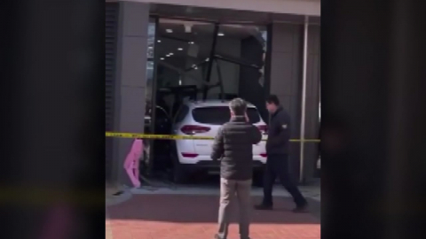 경북 김천서 승용차 도서관 돌진...2명 부상