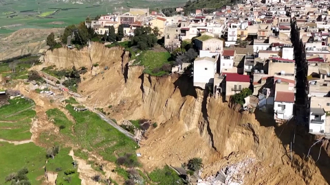 \'간당간당\' 위태로운 건물들…산사태에 4km 절벽 생겨나