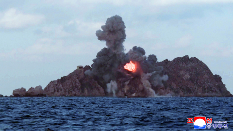  북 "어제 대구경 방사포 무기체계 시험 사격"...김정은 참관