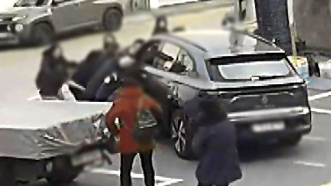 차에 깔린 여성 구한 시민 영웅들…’힘 모아 번쩍’