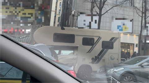 "범칙금 내면 그만?"…대치동 학원가에 캠핑카 세워두는 학부모들