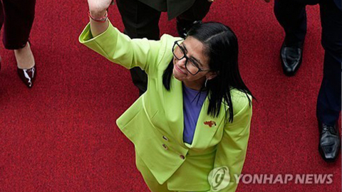 베네수엘라 군경, 임시 대통령에 충성 맹세...미 국무 "오래 안 갈 것"