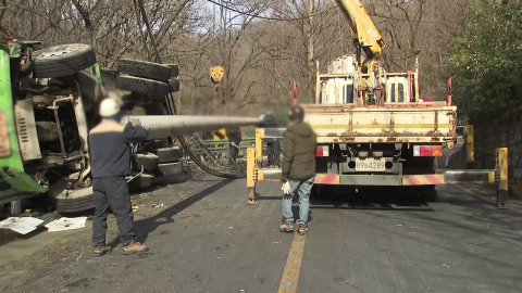 아파트 단지 인근서 레미콘 차량 넘어져 4명 부상