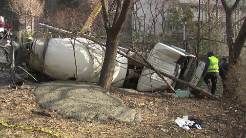 레미콘이 행인 덮쳐…4명 다치고 일대 정전까지