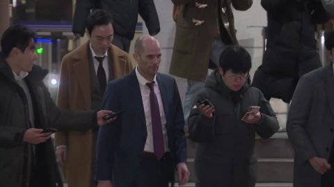 쿠팡 로저스 12시간 넘게 조사…\'묵묵부답\' 귀가