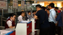 도쿄에서 최루탄 공격까지...아예 중국 노선까지 사라져 버린 공항 [지금이뉴스]
