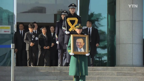 고 이해찬 전 총리 영면…이 대통령 눈물로 마지막 배웅