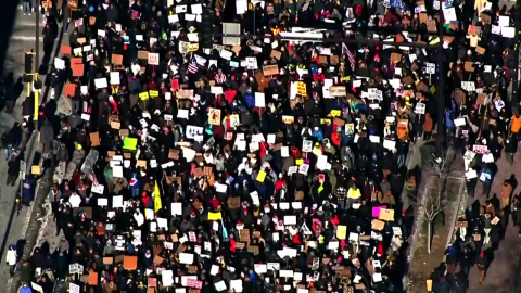 "학교·상점 멈추자" 미 전역 시위 확산…’영장 없는 체포’ 새 불씨