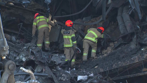 충북 음성 화재 현장 실종자 수색 난항…탐색 장비 투입