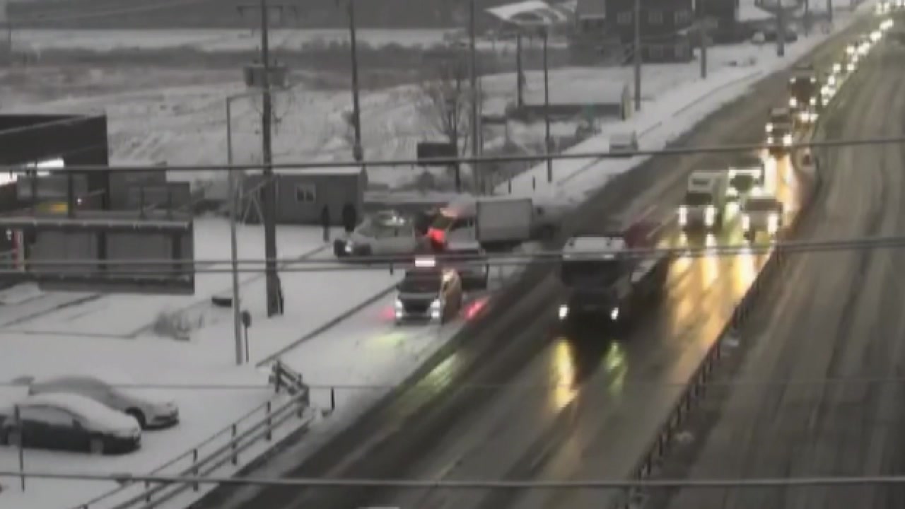 경기 이천서 3중 추돌로 2명 부상..."미끄러짐 추정"