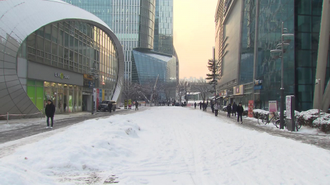 많은 눈에 곳곳 미끄럼 사고…출근길은 ’혼잡’