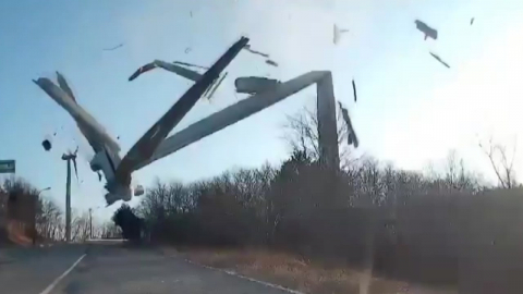 80m 풍력발전기, 갑자기 \'쿵\'…도로 덮쳐 통제