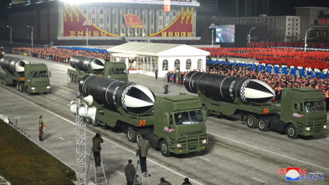 열병식 훈련에 낫·망치·붓 대형...북한 9차 당대회 임박