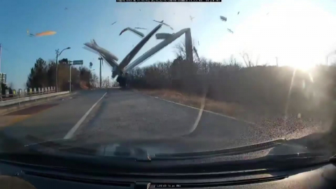 도로 덮친 풍력발전기…강풍도 없었는데 왜?