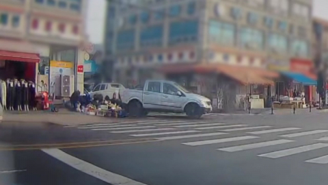 충남 서천 후진하던 SUV 약국으로 돌진…2명 사상