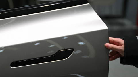 테슬라 또 피소...충돌·화재 후 차문 안열려 운전자 사망