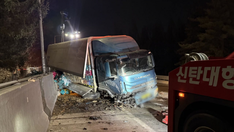 화물차 추돌해 택배 쏟아져…아파트 화재로 자매 부상