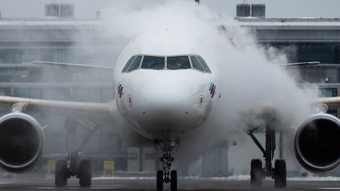 베를린 공항 활주로 얼어붙어 이틀째 폐쇄