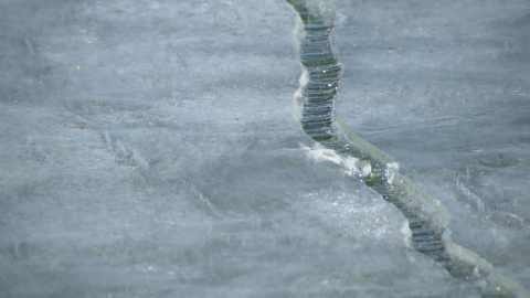영하권 추위에 호수까지 \'꽁꽁\'…나들이객도 중무장