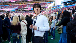 "NFL이 직접 불렀다" 세븐틴 조슈아, 제60회 슈퍼볼 깜짝 등장