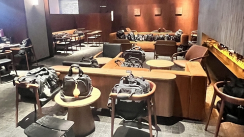 "주문했는데 뭐가 문제냐" 스벅 점령한 승무원 가방에 항공사 사과