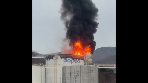 휘발유 250만ℓ 담긴 탱크 폭발…화재 진화 완료